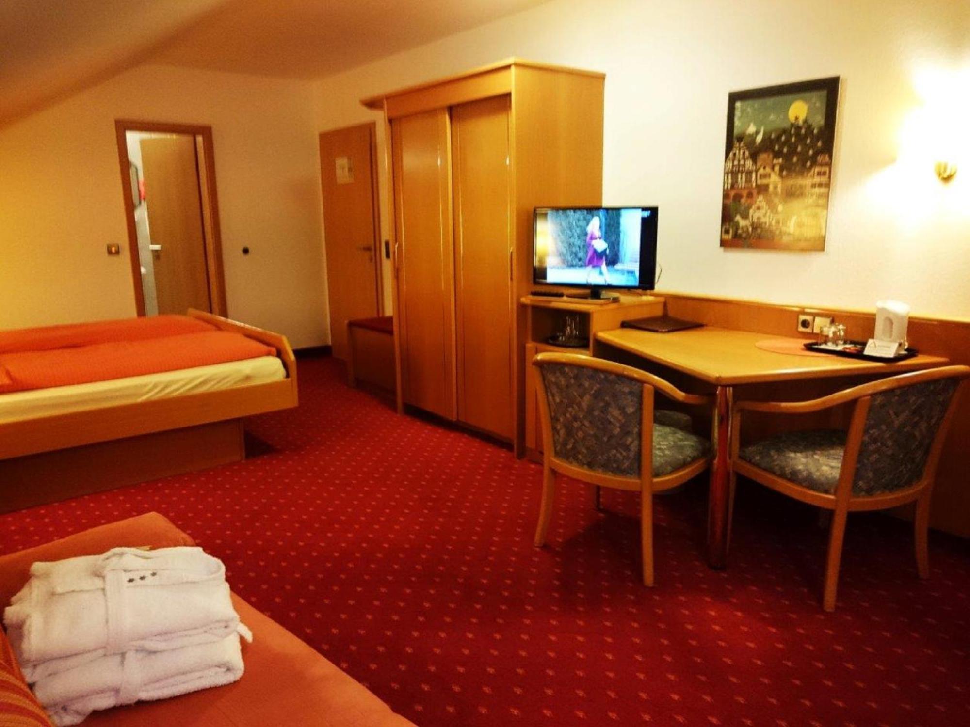 Hotel Goldbaechel Wachenheim an der Weinstraße Esterno foto
