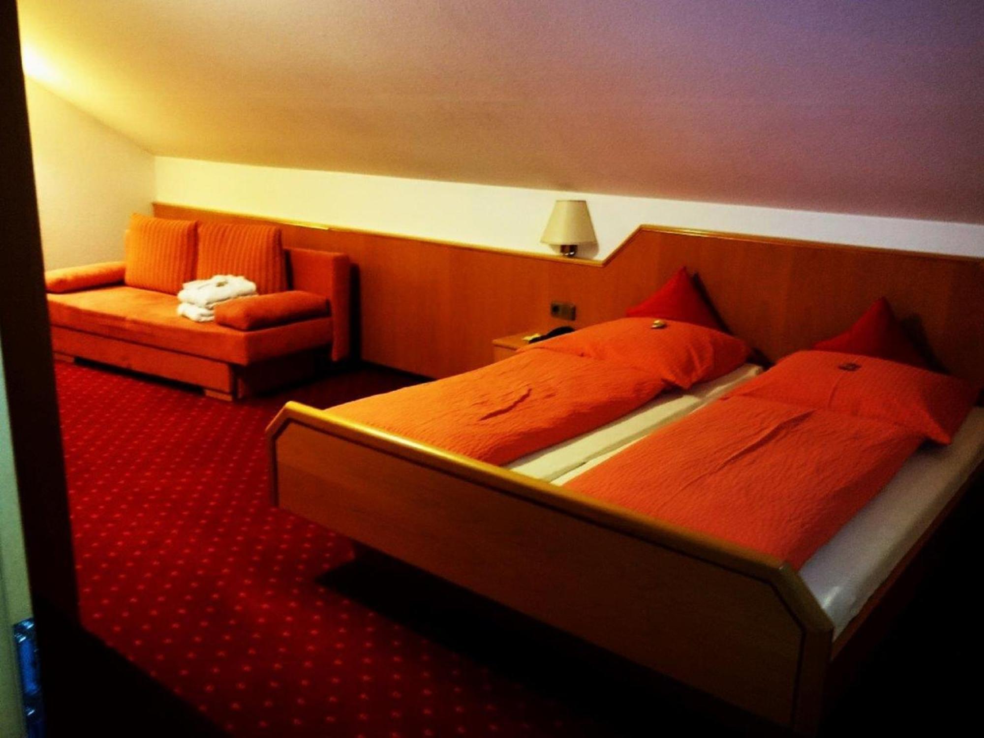 Hotel Goldbaechel Wachenheim an der Weinstraße Esterno foto