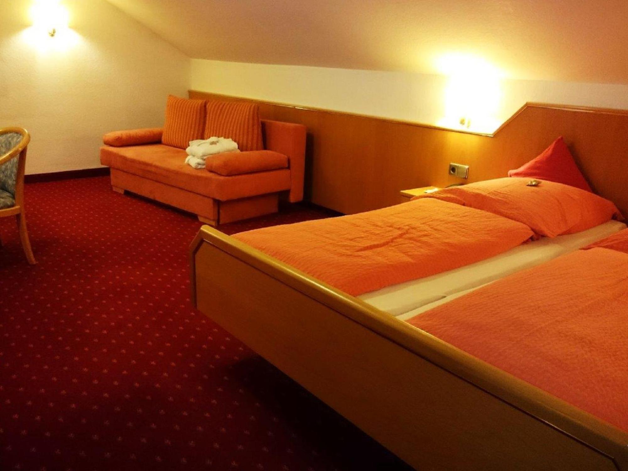 Hotel Goldbaechel Wachenheim an der Weinstraße Esterno foto