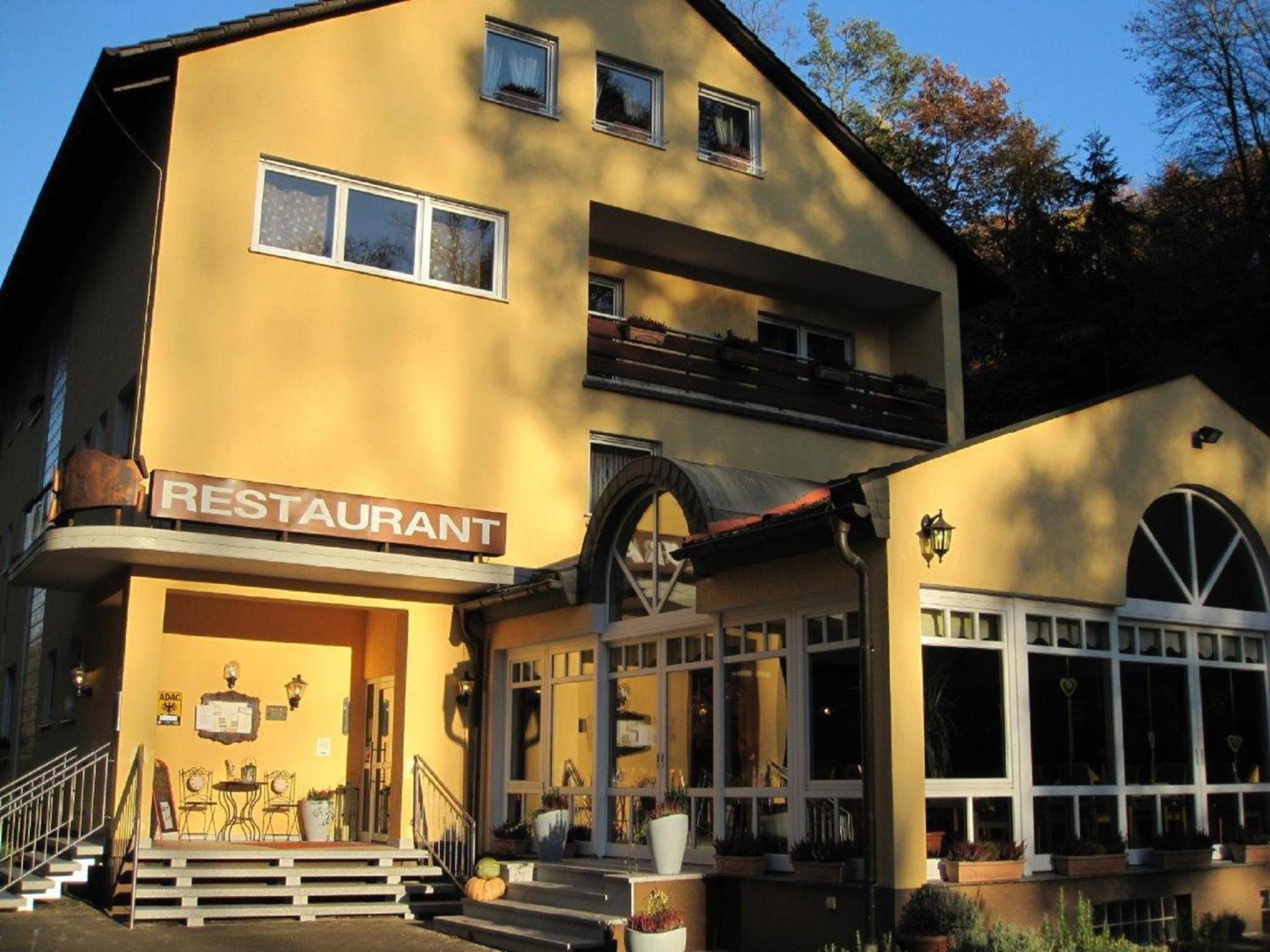 Hotel Goldbaechel Wachenheim an der Weinstraße Esterno foto